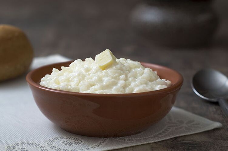 Porridge di riso nel latte per una giornata di digiuno con la gotta