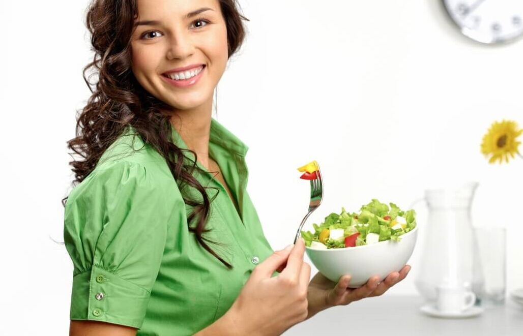 ragazza che mangia insalata di verdure con una dieta a 6 petali