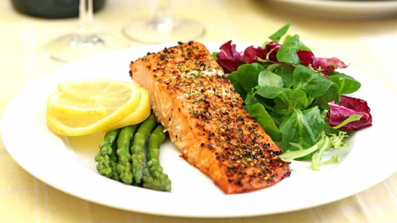 Pesce con erbe e asparagi nel menu dietetico per il diabete