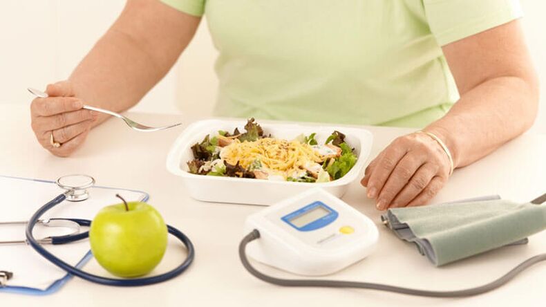 Una donna con diabete segue le raccomandazioni del medico sulla nutrizione dietetica