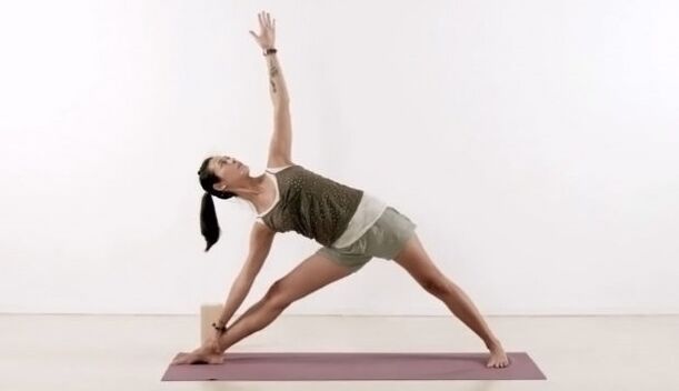 posa del triangolo yoga per la perdita di peso