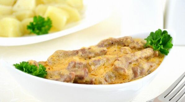 Manzo con funghi prataioli in salsa cremosa - un piatto abbondante nella fase di Consolidamento della dieta Dukan
